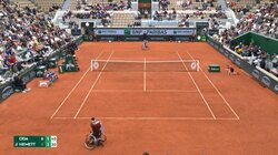 あえてのツーバウンドから技あり振り向きざまショット 大会3連覇・小田凱人が両手を上げてアピールした会心の一撃／テニス・全仏オープン