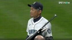 スタジアム騒然！ イチロー、50歳の現在の姿が“ヤバすぎる”と話題に　現役時代さながらのマリナーズのユニフォーム姿で登場した衝撃の瞬間