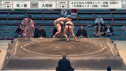 力士との激突を瞬時に避ける土俵下の行司 素早い動きに視聴者注目「被弾避けるの早！」「スタコラ逃げたw」