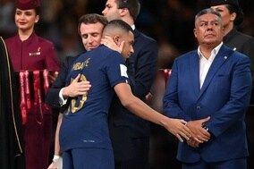 マクロン大統領がフランス代表に労いの言葉…エンバペには慰めも「誇りに思う」