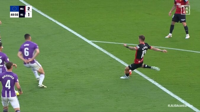 「浅野やべぇ」浅野拓磨、卓越したトラップ＆グラウンダーパスで決勝点をアシスト「良く見えてたな」冷静すぎる判断で違いを見せつけた瞬間 4枚目