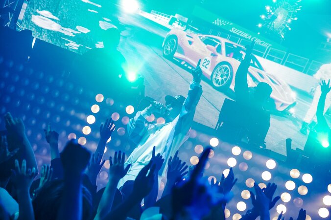 AK-69、キャリア最長となる31都市を巡る全国ツアーが開幕。SOLD OUTとなった初日大阪公演にはサプライズゲストでMC TYSONも出演！！ 2枚目