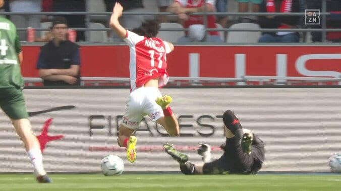 中村敬斗、GKと激しく接触し落下…先制弾で今季二桁マークもまさかのアクシデントに一時騒然「大丈夫！！？」心配の声 2枚目