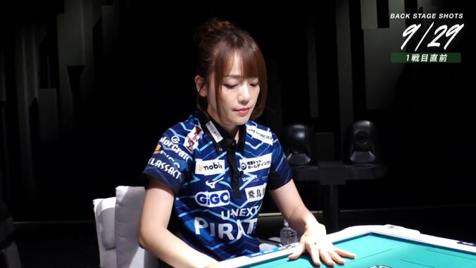 神秘的な儀式のよう…卓に向き合う瑞原明奈の様子