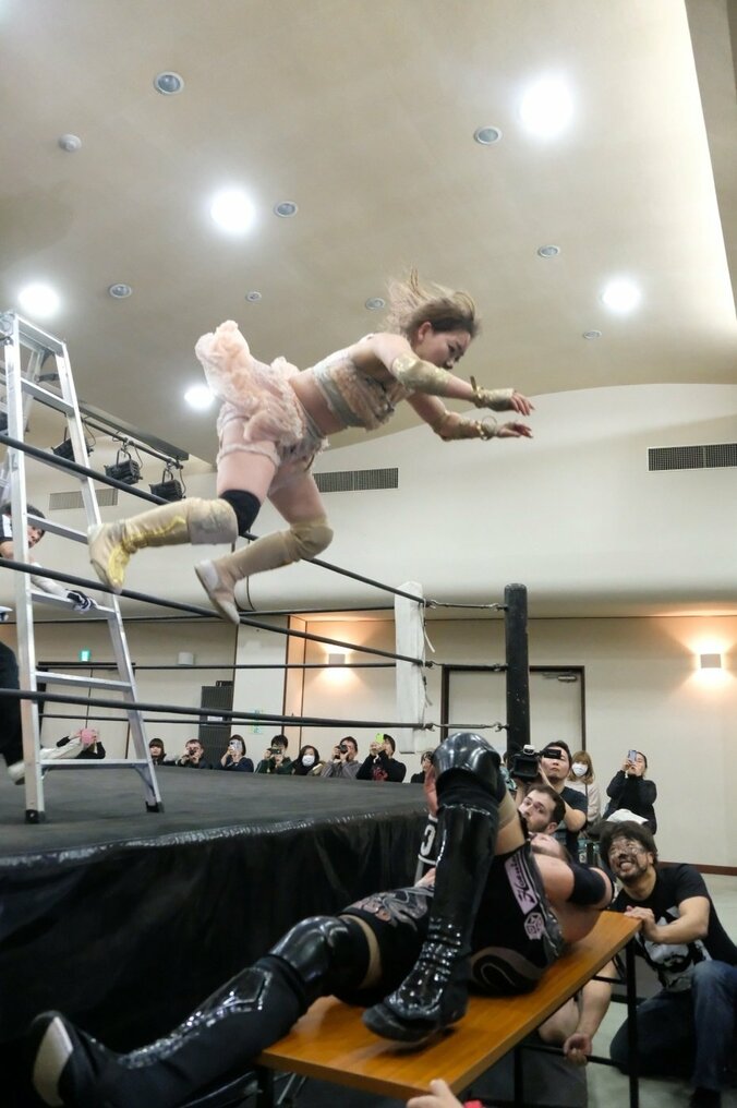 竹串乱打…“狂気”のイッテンヨン！ 崖のふち女子プロレス、男女対決で壮絶マッチ 2枚目