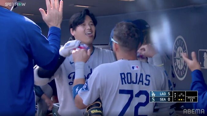 大谷翔平に「MVP！MVP！」 敵地で轟いた異例チャント、“サムアップ”で応えた劇的55号は「役者すぎる」感動と称賛の声 2枚目