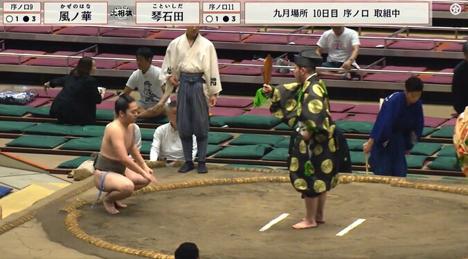「行司代打」「大丈夫か」土俵際でアクシデント発生 控え行司が仲間のピンチに“ササッ”と登場で見事な連携プレー「控えが軍配を上げるとこ初めて見た」 5枚目