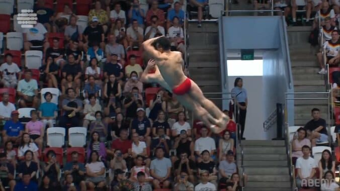 捻りまくった後に2人“同時”にドスンの入水シーンは目の保養