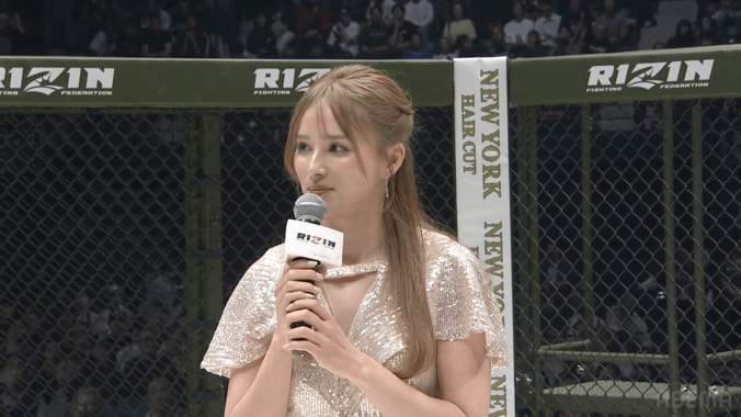 美女アンバサダー、スパンコールのド派手ドレスで笑顔