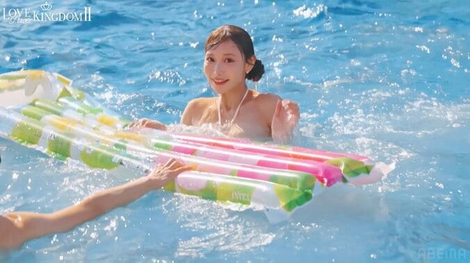 穴あき水着の“わがままボディ”27歳美女、びしょ濡れ姿に「すげぇなこれ」の声 5枚目