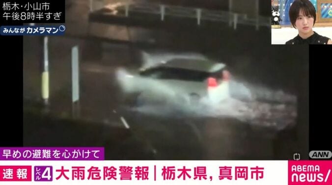 激しい水しぶきをあげて走る車（栃木）