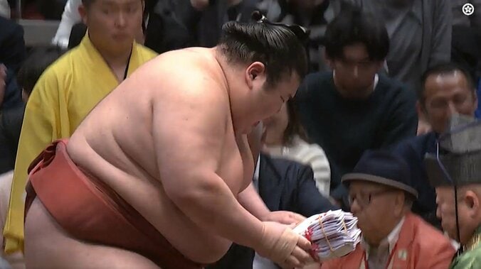 大量の懸賞を手にする熱海富士