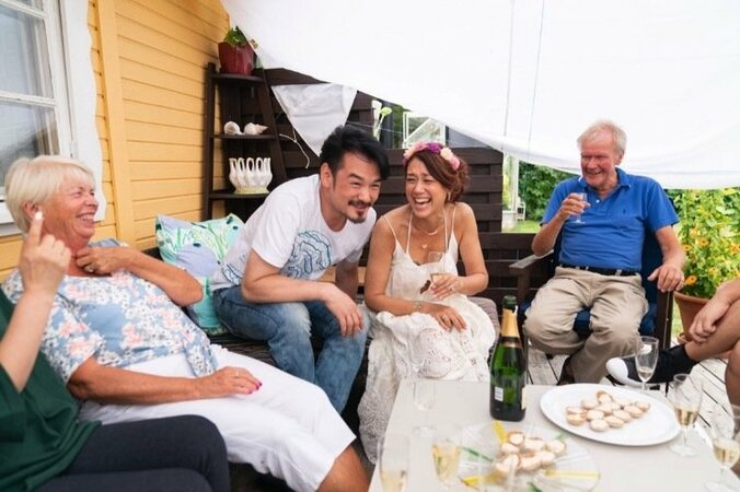 LiLiCo、別荘で家族とリラックスした写真を公開「ぜひテレビの前で出題に挑戦してね」 1枚目