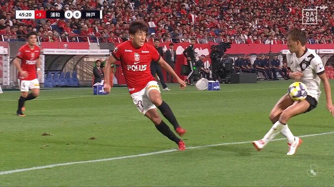 「PKでしょ！」浦和陣営は抗議も“ノーハンド”判定でファンの不満爆発「さっきは取ったのに」 4枚目