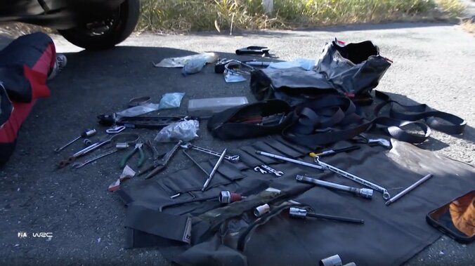 ぶつけた車を自ら修理！ラリージャパン、足回り破損も“直して走る”驚きの光景 応急処置でまさか…ステージ復帰の“荒技” 3枚目