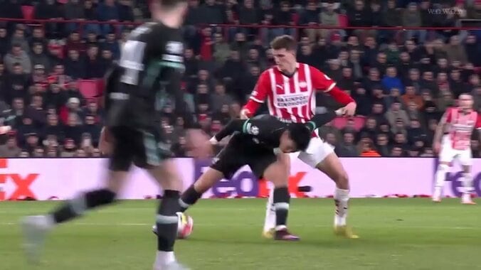 【映像】遠藤航に主審が進行妨害→ボールロストの瞬間