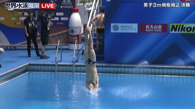 本当に人が入ったのか…世界水泳・男子3m飛板飛込 入水直後の水しぶきがあまりに小さくて目を疑うレベル 1枚目