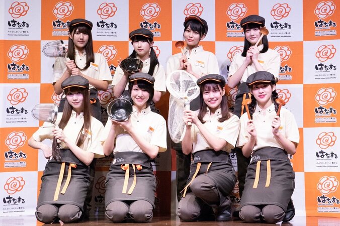 「絶対お肉！」=LOVEがはなまるうどんの新商品をピーアール＆配膳する 1枚目