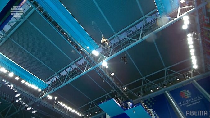 髪から飛び出す水がアートな瞬間