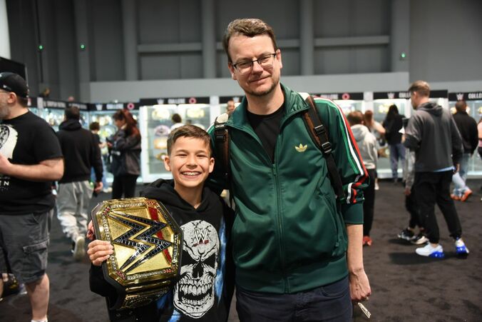 アンドレイ・リカーさん（47）とジャック・リカー君（12）の親子