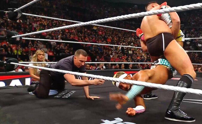 心配そうに見守るマキシン・デュプリ