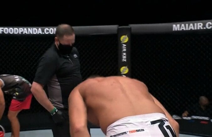 ヘビー級、フルボッコ葬に“戦慄”も… 試合後の「エアギター、レフェリーへのお辞儀、陽気なダンス」に視聴者驚き「なんてお茶目なんだ！」 3枚目