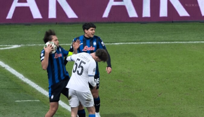 衝撃のブチギレ退場！「気が狂った…」“鬼の形相”で主審ガン無視→背後から体当たりした瞬間「愚かだ」「恥ずべき」アタランタ主将に批判殺到 3枚目