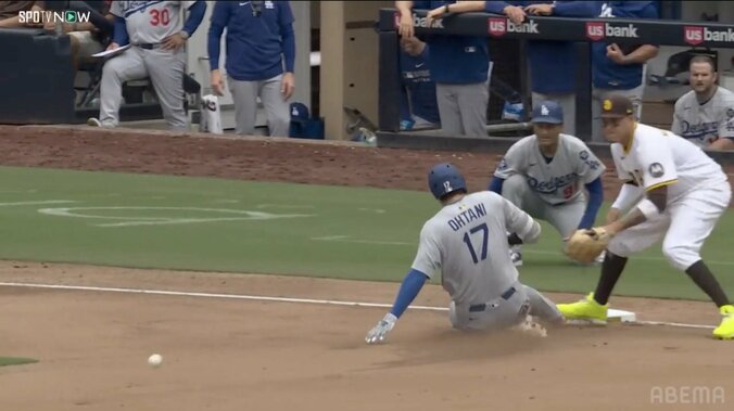 スライディングする大谷
