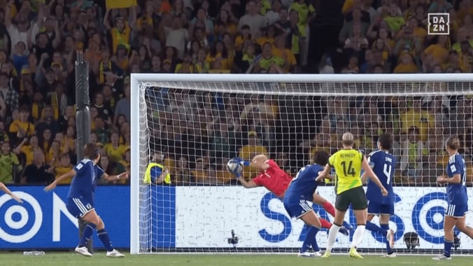 「キャッチはエグイって！」なでしこGKの“弾かない神セーブ”にSNS沸騰「凄すぎて叫んだ」山下杏也加が大ピンチで横っ飛び【女子アジア杯】 4枚目