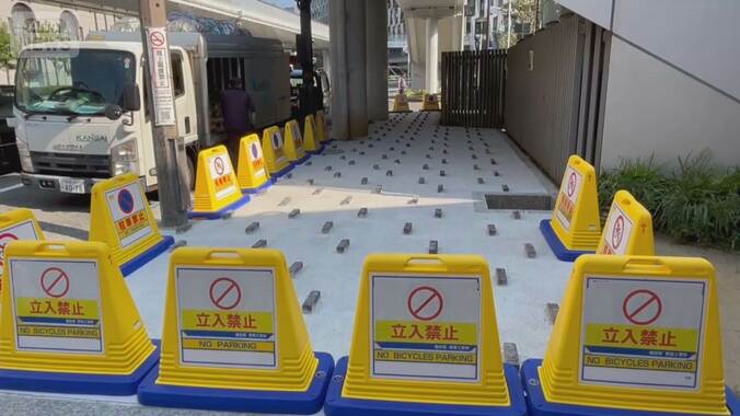 大阪駅前に多数のブロック設置　「危険」「排除アートでは？」物議　市「侵入防止策」 1枚目