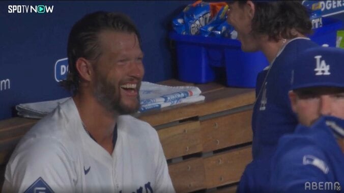 カーショーは「18年間ドジャースに全てを捧げてきた」 指揮官と笑顔で抱擁…粋な2ショット添え米記者が称賛 3枚目