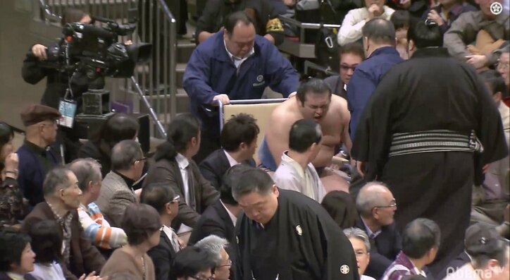 １敗の千代の国にアクシデント！　勢に押し倒しで敗れ古傷のひざを負傷、車いすで退場