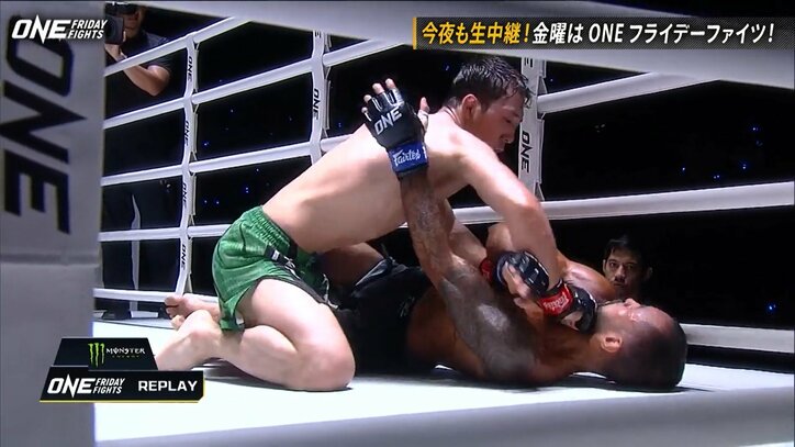 “鬼”パウンド発動！ 衝撃TKO→美しいバク宙に場内騒然！ “フィジカルお化け”の登場に「すげぇ…広背筋」解説ドン引き