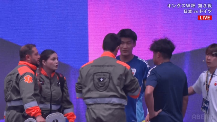 ベンチに戻って医療スタッフのチェックを受ける濱本和希