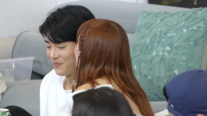 「あんなキスするなんて」スタイル抜群美女が隣の男子とイチャイチャ…マッチョイケメンが嫉妬爆発『恋するアプリ Love Alarm』＃10