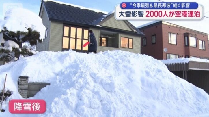 雪が道路に崩れるのを防ごうと家の敷地内に雪を積み上げる