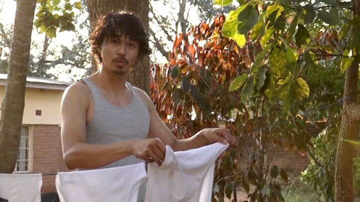 東出昌大がアフリカでひたすら洗濯物を絞り、腕筋を躍動させる「東出史上1番かっこいい」ファン必見6分間の完全版映像を緊急配信