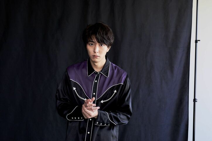 稲葉友、飯豊まりえと久しぶりの共演に「頼もしさを感じた」 ホラー映画『シライサン』インタビュー