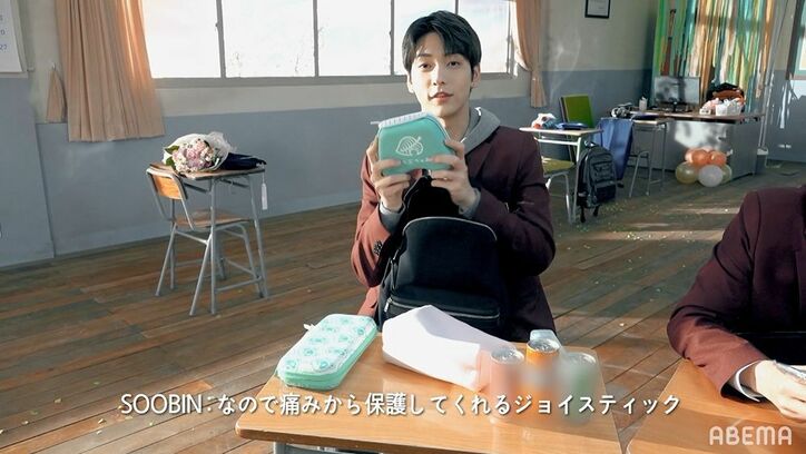 香水や日本語資料、詩集まで！TOMORROW X TOGETHER、カバンの中身を大公開