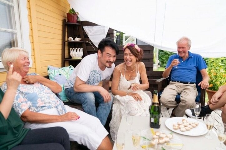 LiLiCo、別荘で家族とリラックスした写真を公開「ぜひテレビの前で出題に挑戦してね」