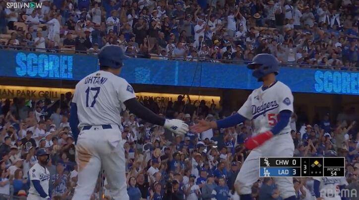 【写真・画像】大谷翔平、同僚のタイムリーで見せた"一瞬の表情"　激走ホームイン→帰り道でご機嫌な様子「最高！」「さすが」