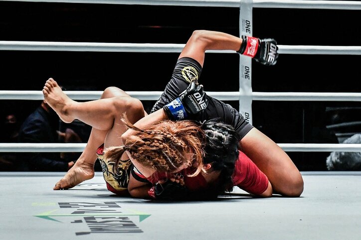 「声が予想外w」「かわいい」フィリピンの豪快娘、アームロックで瞬殺KO 試合後のマイクもネットで話題に