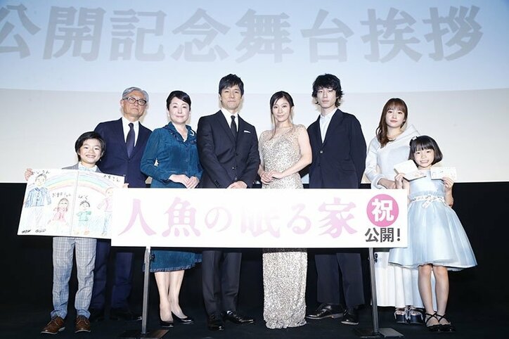 篠原涼子、子役からのサプライズに号泣！　“家族”が揃った『人魚の眠る家』公開記念舞台挨拶