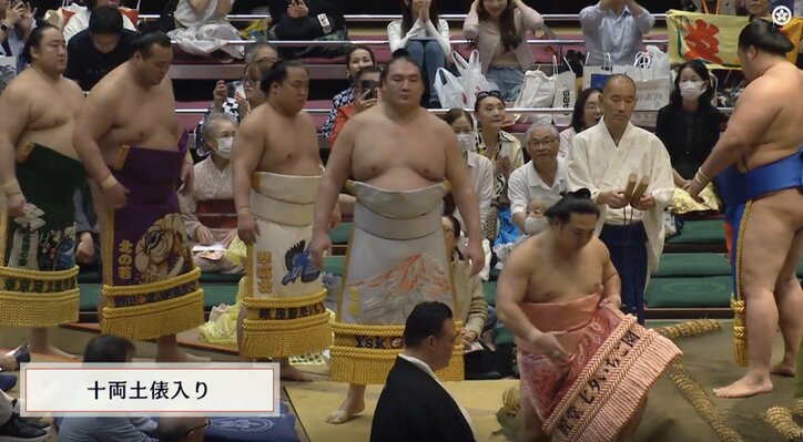 一新された化粧まわしで土俵入りする炎鵬