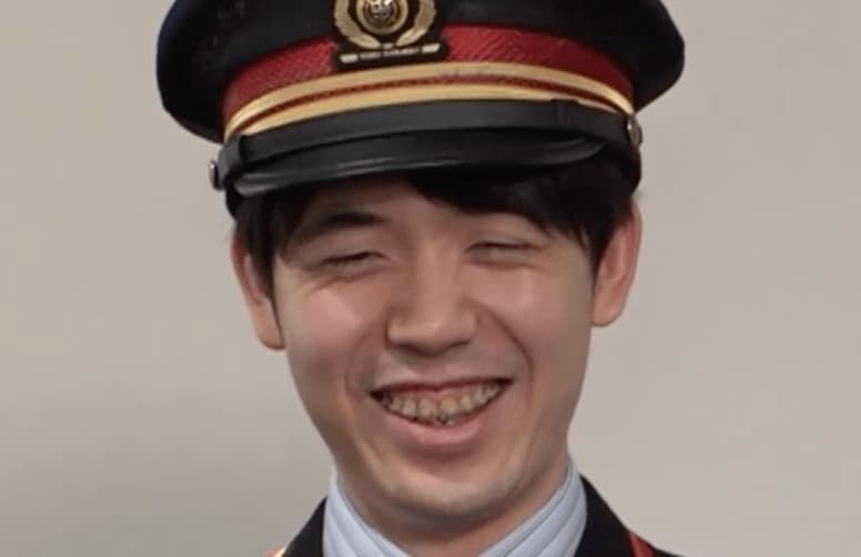 日本一駅員姿が似合う？藤井聡太竜王・名人はそれでも「まだ入社したて」 “2本ライン”の駅長に変身／将棋・ABEMA地域トーナメント2026