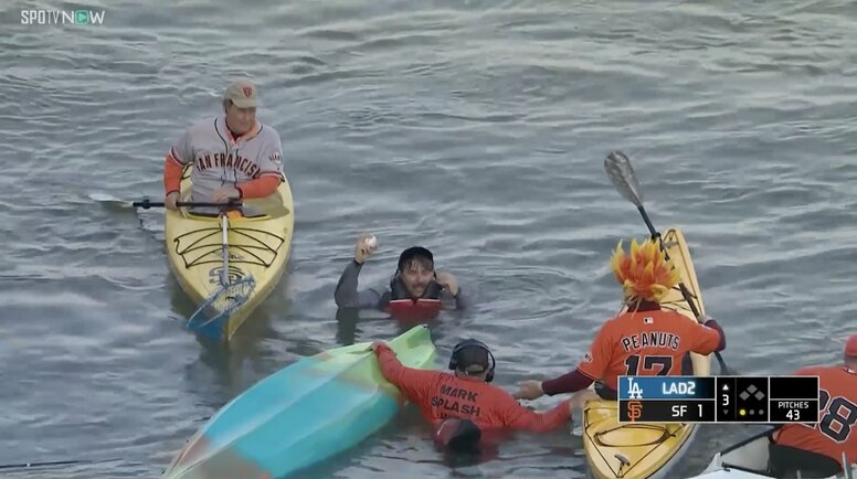 大谷翔平、驚愕の場外アーチ→“海に落ちた”ホームランボールが大争奪戦に…敵地ライバルファンも熱狂した衝撃32号の瞬間