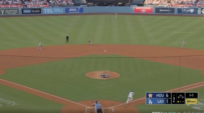 一体、何が起きた？ 大谷翔平、投手直撃で“まさかの光景”「どういうこと？」 “謎の打球”が相手野手に飛んでいく「珍プレー行き」