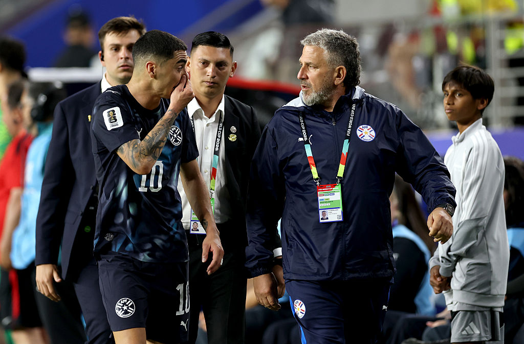 W杯】何が起きた？ 突然のVARで一発レッドの一部始終 パラグアイ10番は