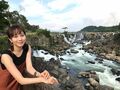 比嘉愛未、“九州のナイアガラ”をバックにした一枚に「素敵なとこですね」「比嘉さんもお綺麗です」の声
