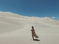 「ずば抜けて映えてる」武田玲奈、水着姿で砂漠を歩く幻想的なセクシーショットを公開